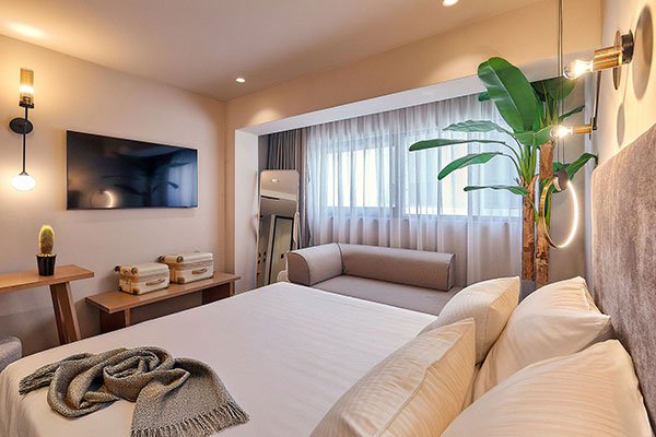 Enorme Epavli Boutique