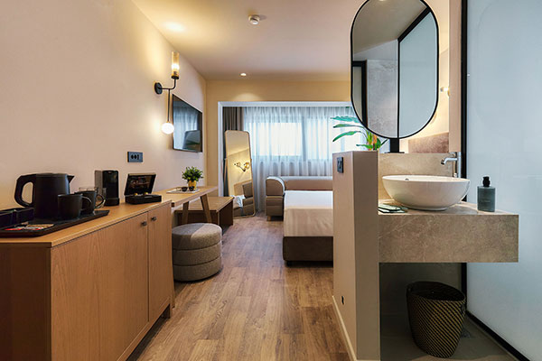 Enorme Epavli Boutique